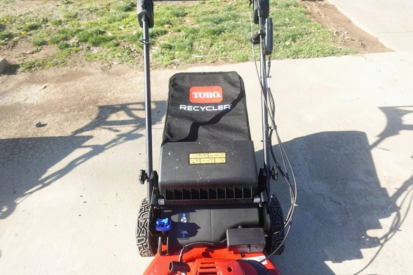 toro 22″ electric start recycler personal pace self propelled gas lawn mowers.